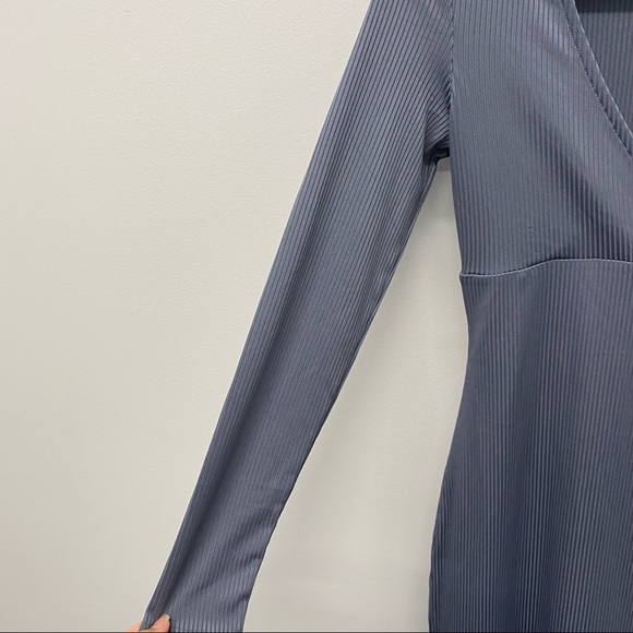 ✨NEW✨ BODYCON DRESS WITH SLIT - Picture 3 of 7